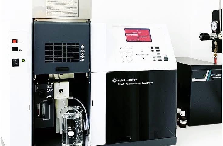 Espectrofotômetro de absorção atômica Agilent no laboratório GoldFinish